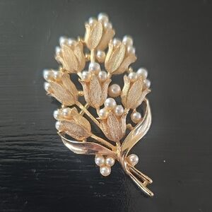 Elegant Gold Tone Floral Brooch with Faux Pearls